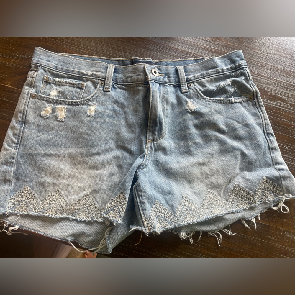 Woman’s Lucky Brand shorts. Size 10/30.